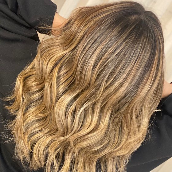 Balayage rubio en cabello largo hecho en Stilo Salón, Roma Norte