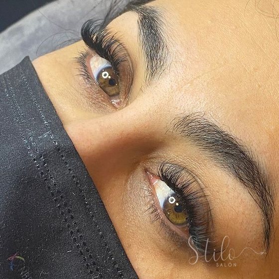 Extensiones de pestañas de volumen hechas en Stilo Salón, Roma Norte