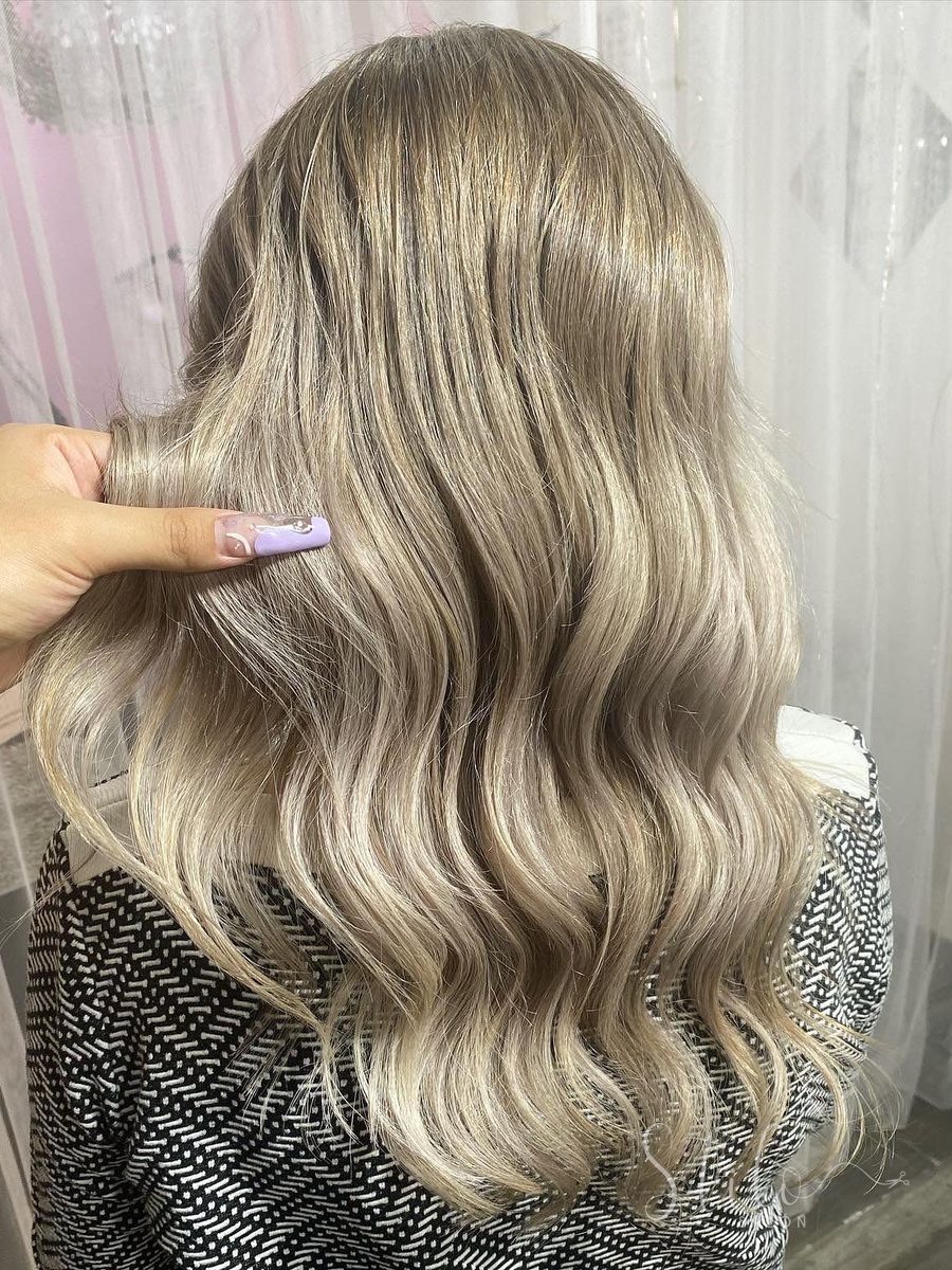 Balayage rubio ceniza hecho en Stilo Salón, Roma Norte, CDMX