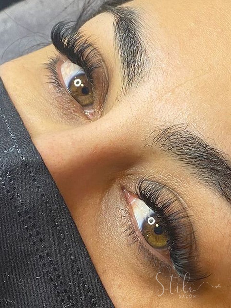 Extensiones de pestañas de volumen aplicadas en Stilo Salón, Roma Norte