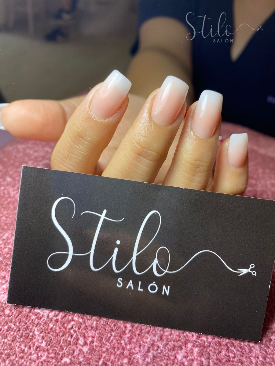 Uñas largas en gel con francés blanco hechas en Stilo Salón, Roma Norte