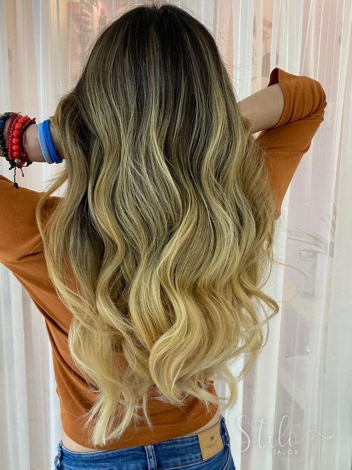 Balayage de raíz oscura a puntas rubias con ondas, Stilo Salón Roma Norte