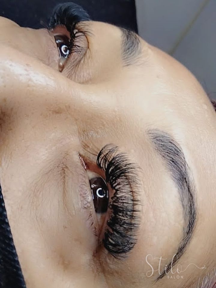 Extensiones de pestañas hecho en Stilo Salón, Roma Norte, CDMX