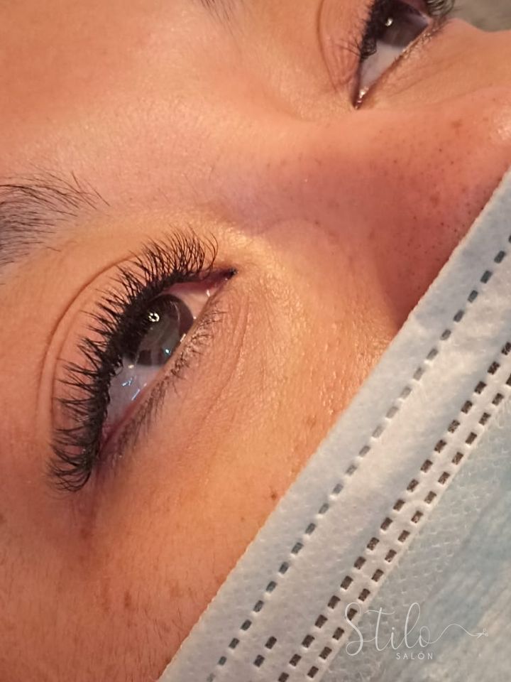 Extensiones de pestañas hecho en Stilo Salón, Roma Norte, CDMX