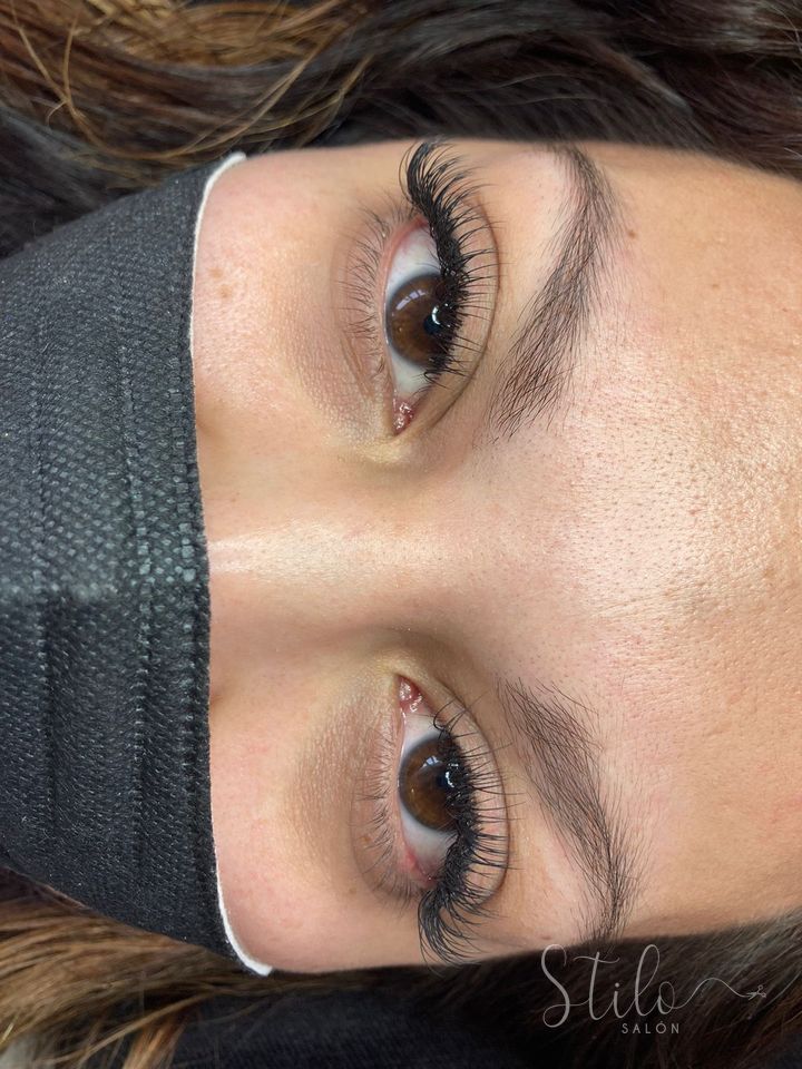 Extensiones de pestañas hecho en Stilo Salón, Roma Norte, CDMX