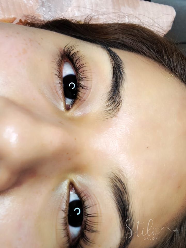 Extensiones de pestañas hecho en Stilo Salón, Roma Norte, CDMX