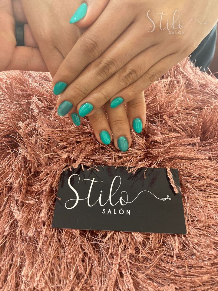 Uñas de un tono hecho en Stilo Salón, Roma Norte, CDMX