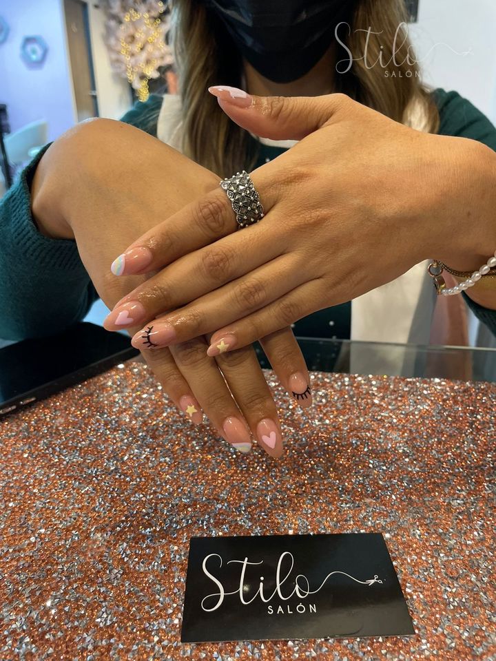 Uñas de un tono hecho en Stilo Salón, Roma Norte, CDMX