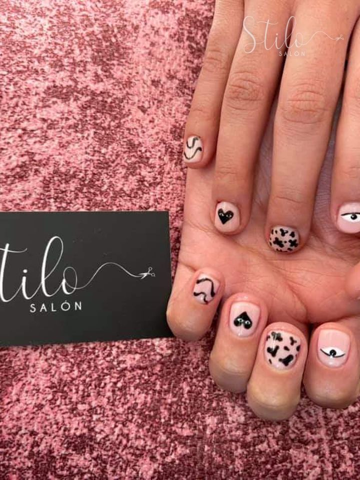 Uñas con diseño hecho en Stilo Salón, Roma Norte, CDMX