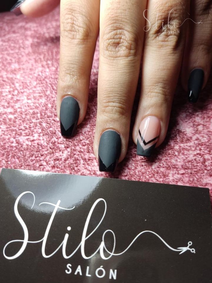 Uñas de un tono hecho en Stilo Salón, Roma Norte, CDMX