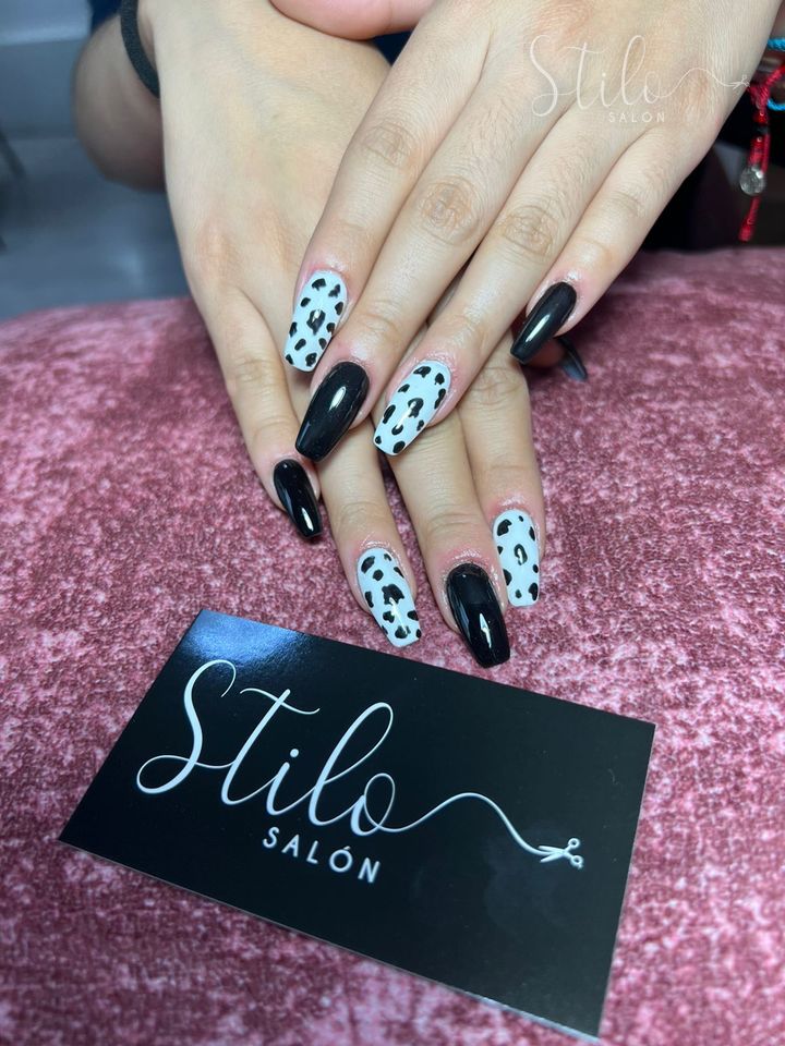 Uñas con diseño hecho en Stilo Salón, Roma Norte, CDMX
