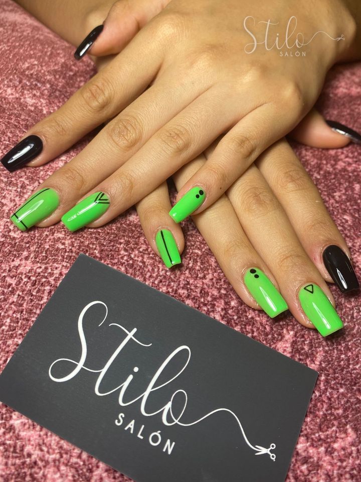 Uñas con diseño hecho en Stilo Salón, Roma Norte, CDMX