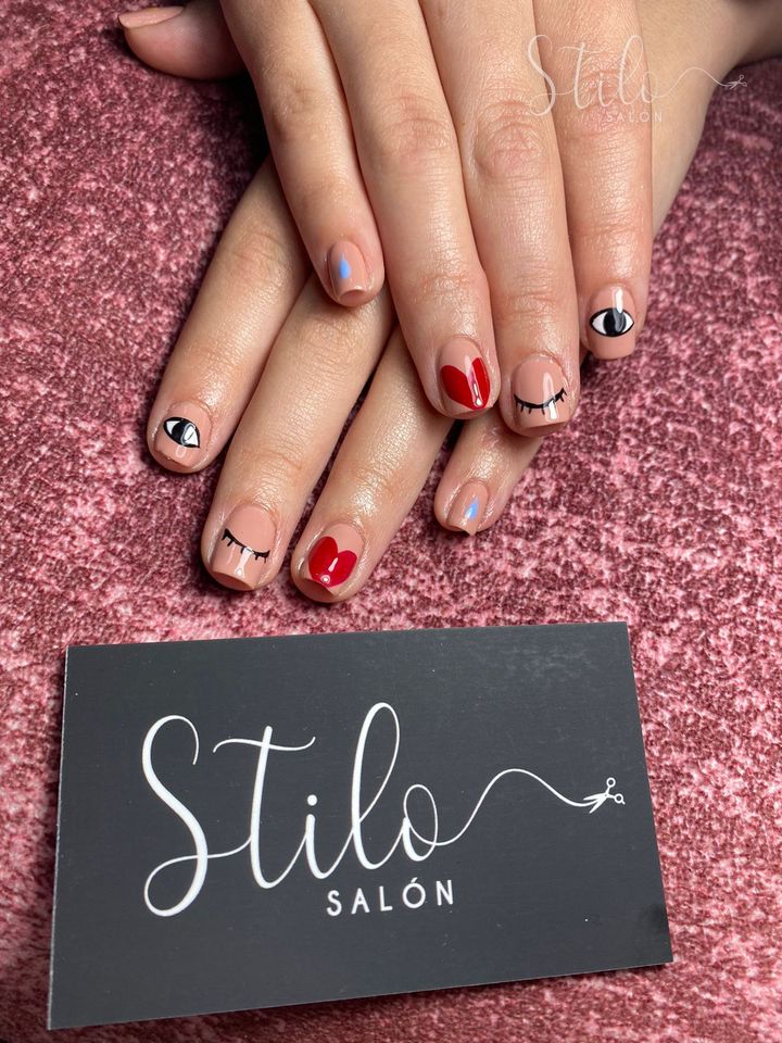 Uñas con diseño hecho en Stilo Salón, Roma Norte, CDMX