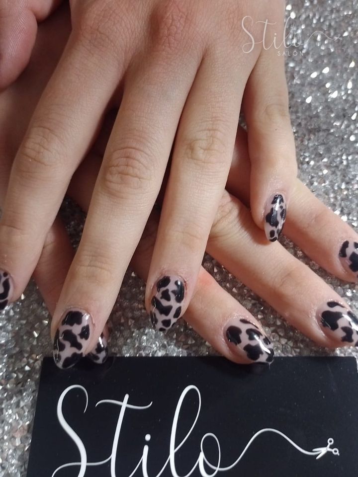 Uñas con diseño hecho en Stilo Salón, Roma Norte, CDMX