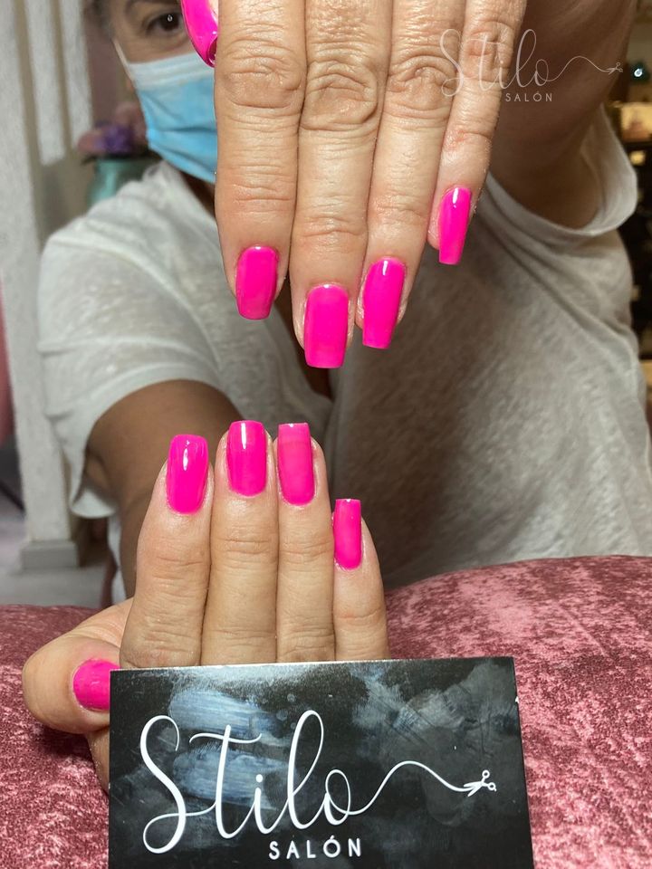 Uñas de un tono hecho en Stilo Salón, Roma Norte, CDMX
