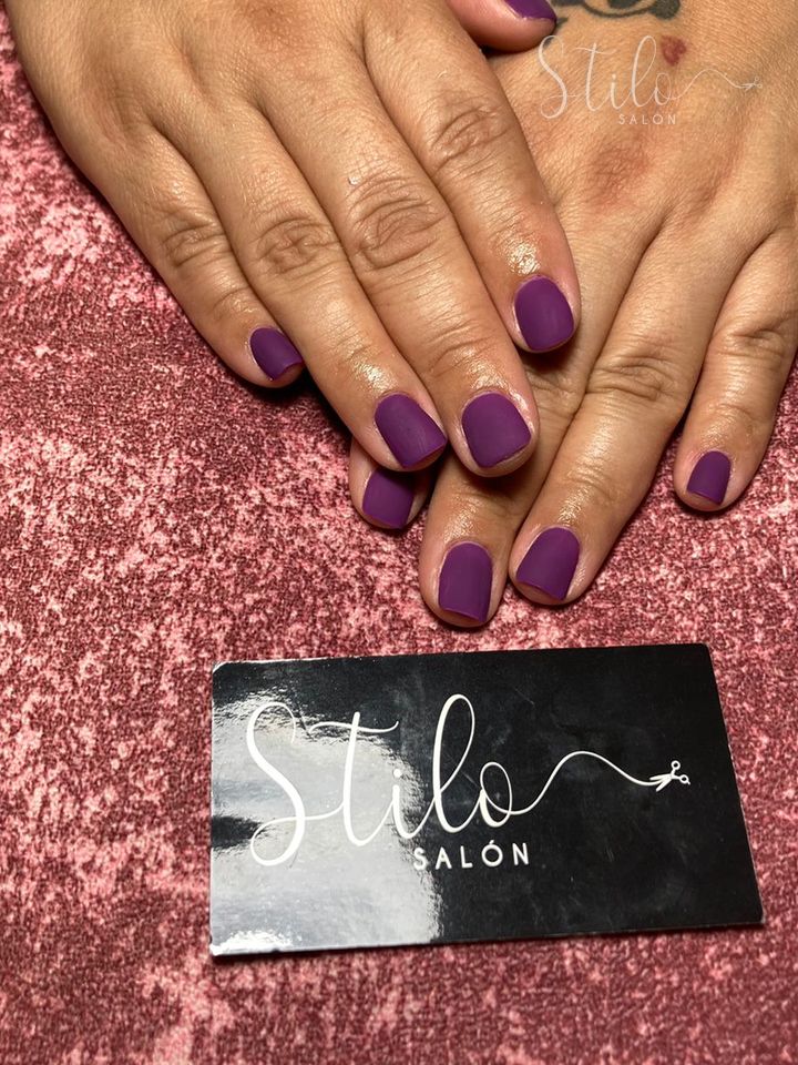 Uñas de un tono hecho en Stilo Salón, Roma Norte, CDMX