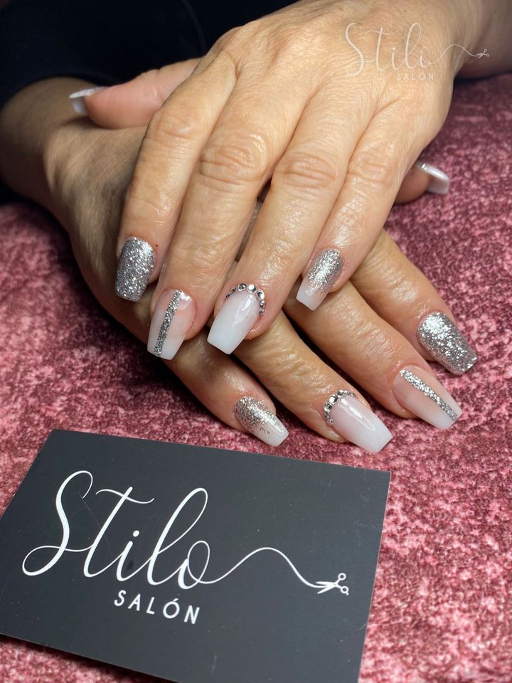 Uñas con diseño hecho en Stilo Salón, Roma Norte, CDMX