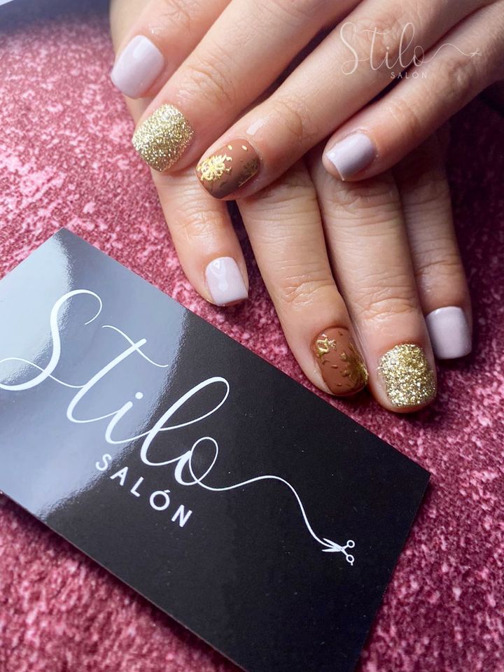 Uñas con diseño hecho en Stilo Salón, Roma Norte, CDMX