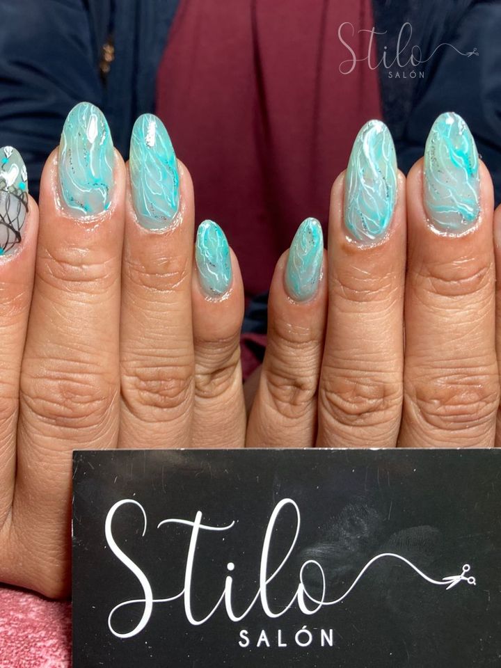 Uñas con diseño hecho en Stilo Salón, Roma Norte, CDMX