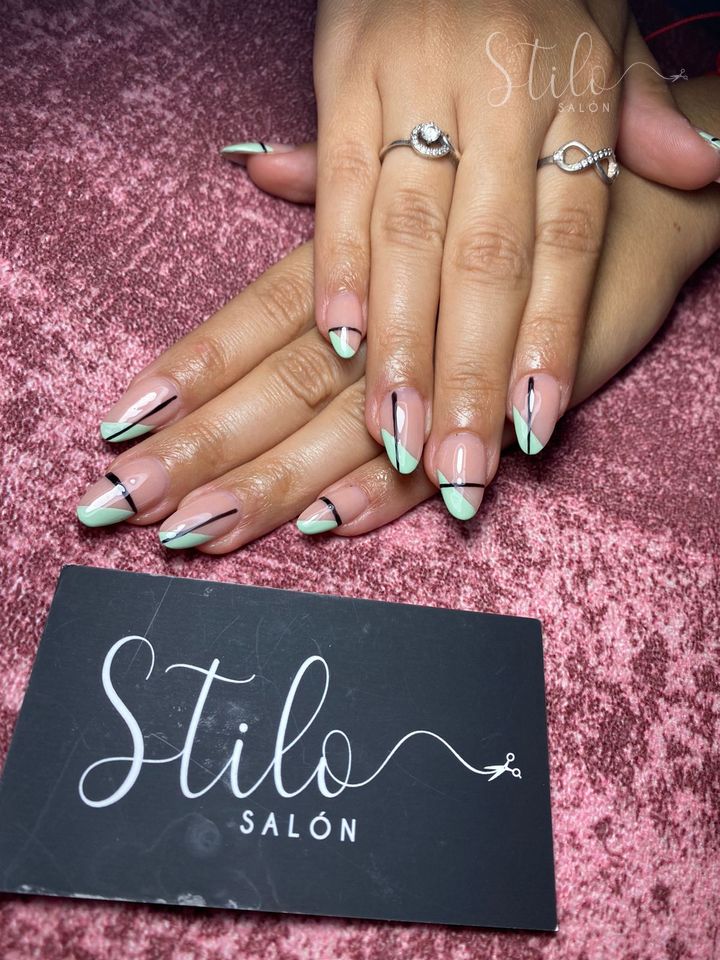 Uñas con diseño hecho en Stilo Salón, Roma Norte, CDMX