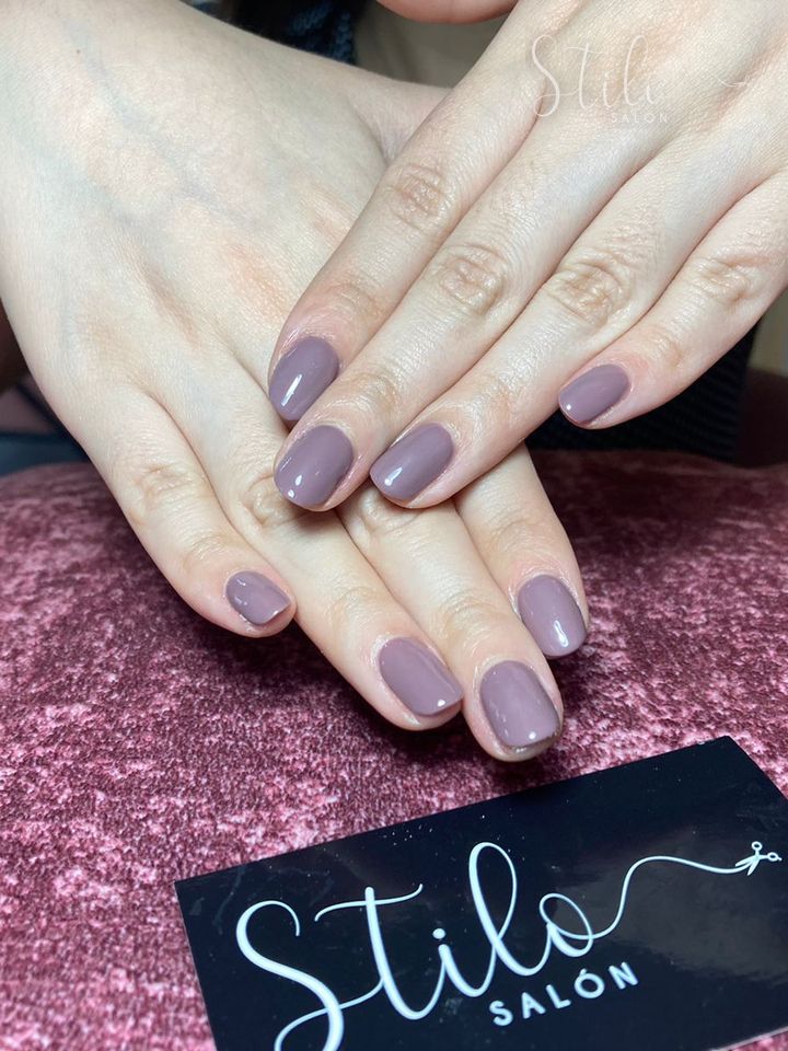 Uñas de un tono hecho en Stilo Salón, Roma Norte, CDMX