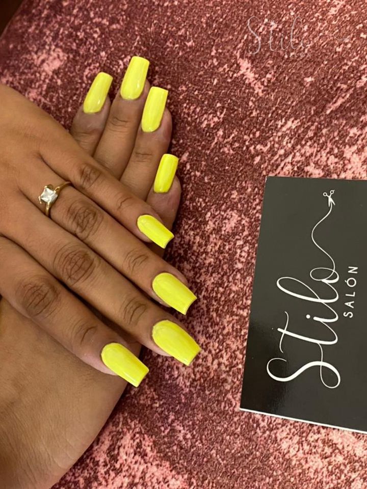 Uñas de un tono hecho en Stilo Salón, Roma Norte, CDMX