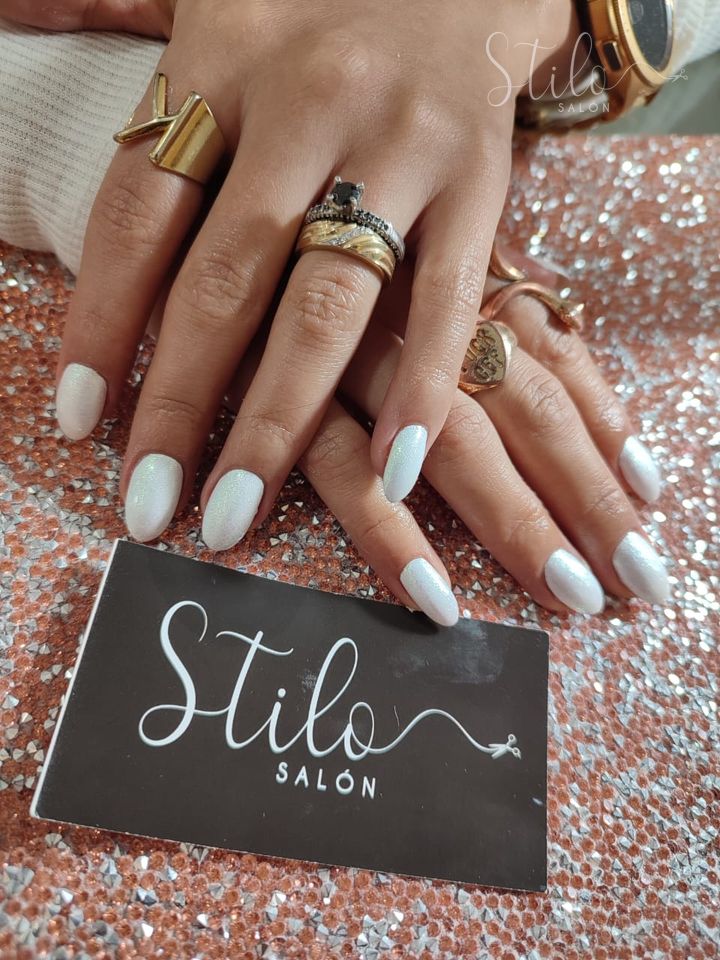 Uñas de un tono hecho en Stilo Salón, Roma Norte, CDMX