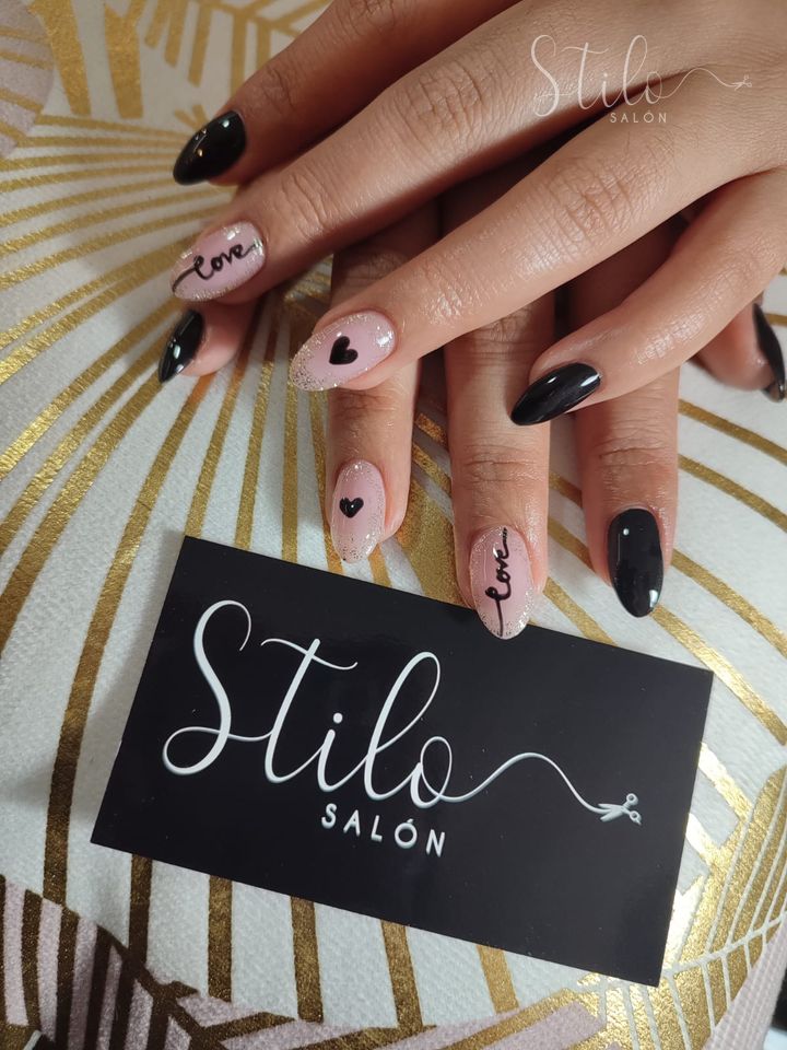 Uñas con diseño hecho en Stilo Salón, Roma Norte, CDMX