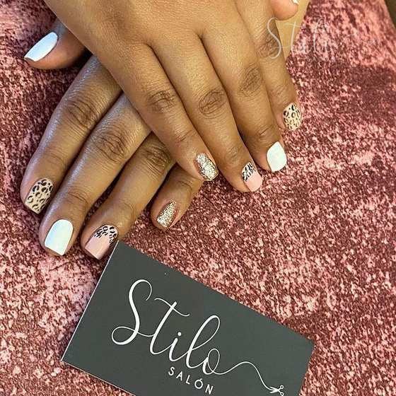 Uñas con diseño de leopardo en blanco y dorado, Stilo Salón Roma Norte