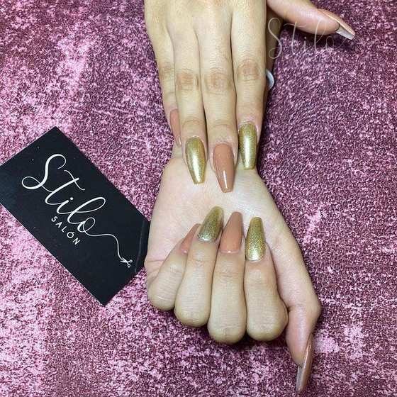 Uñas largas coffin en dorado metálico y nude, Stilo Salón Roma Norte